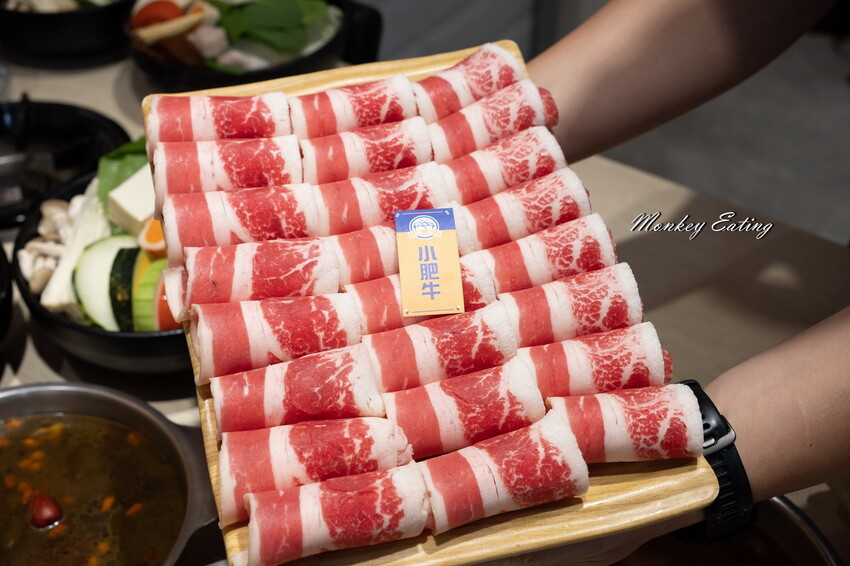 【台中東區 】小伍手路鍋│台式特色風味小火鍋239起自助吧吃到飽，超狂17oz肉盤大滿足！必點胡椒蒜頭雞、魷魚螺肉蒜。台中火車站美食推薦 - 貪吃猴的幻想