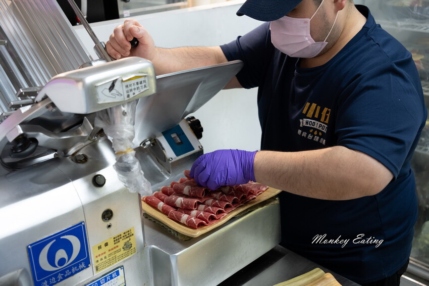 【台中東區 】小伍手路鍋│台式特色風味小火鍋239起自助吧吃到飽，超狂17oz肉盤大滿足！必點胡椒蒜頭雞、魷魚螺肉蒜。台中火車站美食推薦 - 貪吃猴的幻想