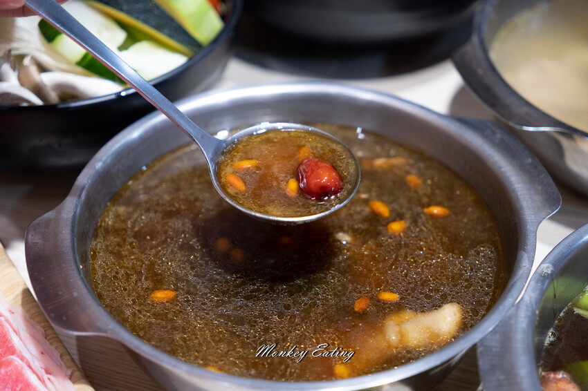 【台中東區 】小伍手路鍋│台式特色風味小火鍋239起自助吧吃到飽，超狂17oz肉盤大滿足！必點胡椒蒜頭雞、魷魚螺肉蒜。台中火車站美食推薦 - 貪吃猴的幻想