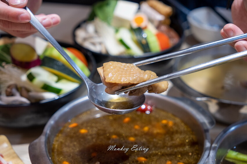 【台中東區 】小伍手路鍋│台式特色風味小火鍋239起自助吧吃到飽，超狂17oz肉盤大滿足！必點胡椒蒜頭雞、魷魚螺肉蒜。台中火車站美食推薦 - 貪吃猴的幻想