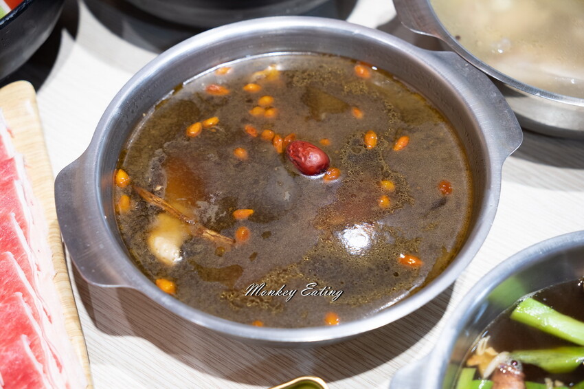 【台中東區 】小伍手路鍋│台式特色風味小火鍋239起自助吧吃到飽，超狂17oz肉盤大滿足！必點胡椒蒜頭雞、魷魚螺肉蒜。台中火車站美食推薦 - 貪吃猴的幻想