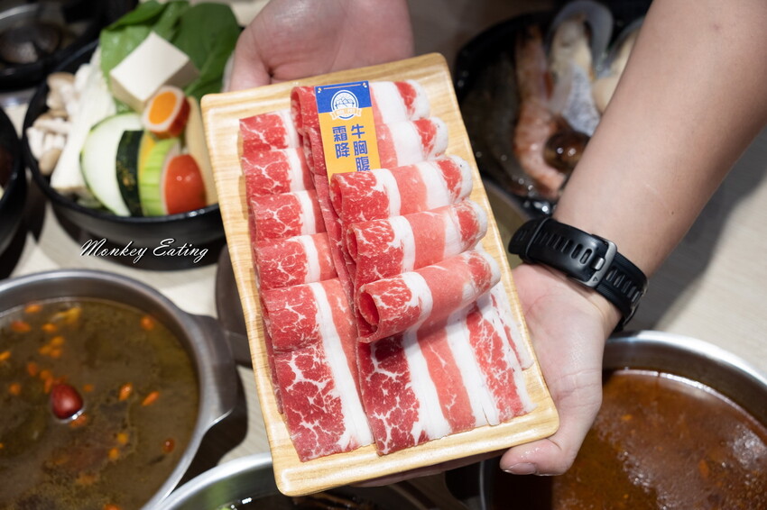 【台中東區 】小伍手路鍋│台式特色風味小火鍋239起自助吧吃到飽，超狂17oz肉盤大滿足！必點胡椒蒜頭雞、魷魚螺肉蒜。台中火車站美食推薦 - 貪吃猴的幻想