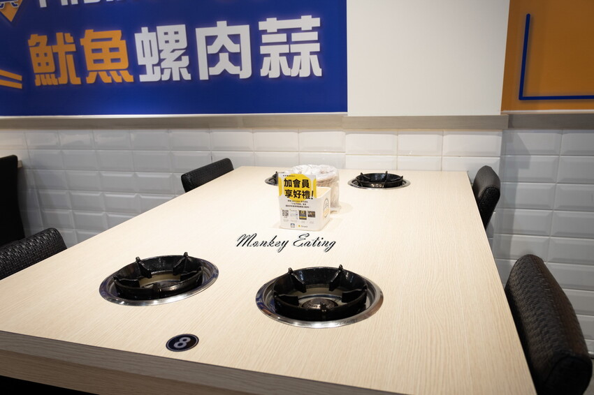 【台中東區 】小伍手路鍋│台式特色風味小火鍋239起自助吧吃到飽，超狂17oz肉盤大滿足！必點胡椒蒜頭雞、魷魚螺肉蒜。台中火車站美食推薦 - 貪吃猴的幻想