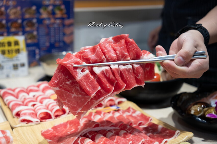 【台中東區 】小伍手路鍋│台式特色風味小火鍋239起自助吧吃到飽，超狂17oz肉盤大滿足！必點胡椒蒜頭雞、魷魚螺肉蒜。台中火車站美食推薦 - 貪吃猴的幻想