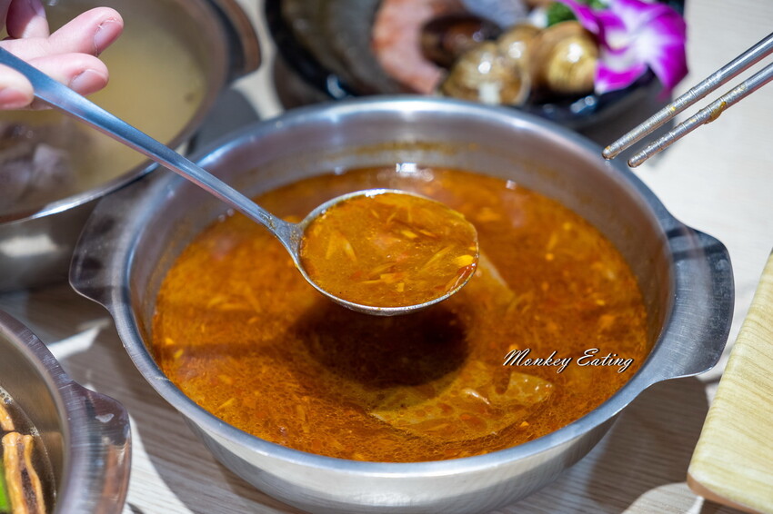 【台中東區 】小伍手路鍋│台式特色風味小火鍋239起自助吧吃到飽，超狂17oz肉盤大滿足！必點胡椒蒜頭雞、魷魚螺肉蒜。台中火車站美食推薦 - 貪吃猴的幻想