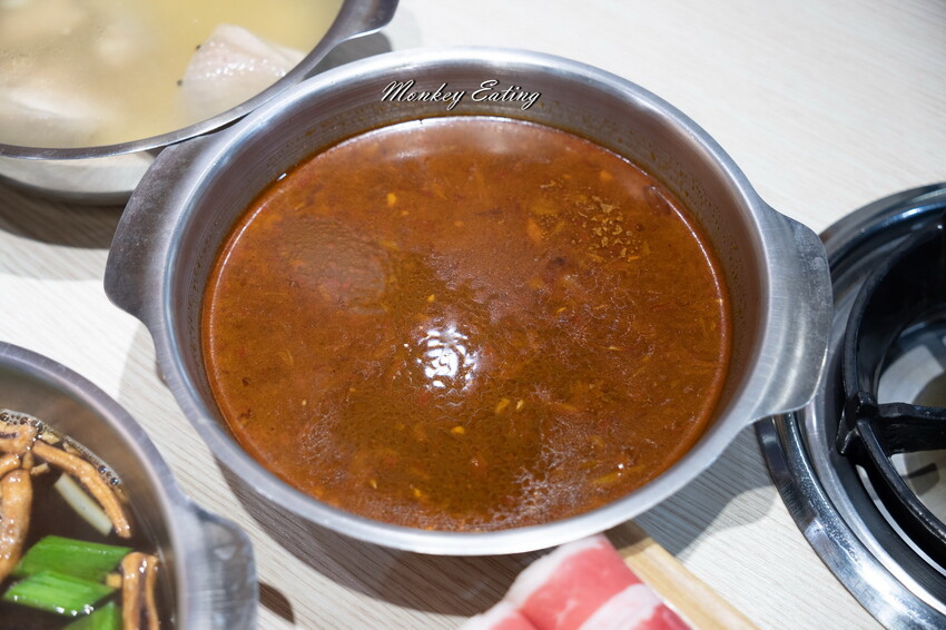 【台中東區 】小伍手路鍋│台式特色風味小火鍋239起自助吧吃到飽，超狂17oz肉盤大滿足！必點胡椒蒜頭雞、魷魚螺肉蒜。台中火車站美食推薦 - 貪吃猴的幻想