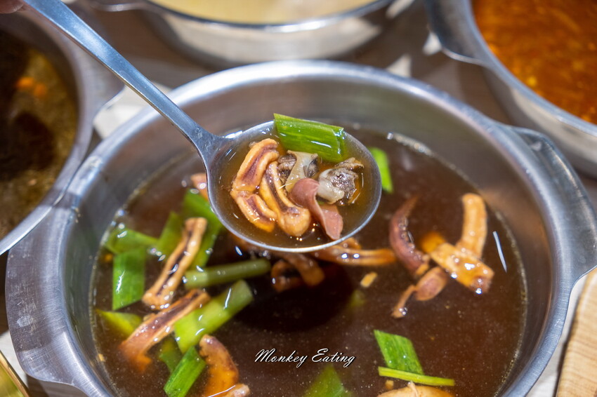 【台中東區 】小伍手路鍋│台式特色風味小火鍋239起自助吧吃到飽，超狂17oz肉盤大滿足！必點胡椒蒜頭雞、魷魚螺肉蒜。台中火車站美食推薦 - 貪吃猴的幻想