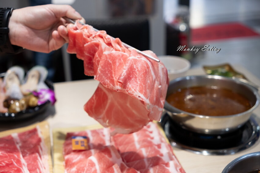 【台中東區 】小伍手路鍋│台式特色風味小火鍋239起自助吧吃到飽，超狂17oz肉盤大滿足！必點胡椒蒜頭雞、魷魚螺肉蒜。台中火車站美食推薦 - 貪吃猴的幻想