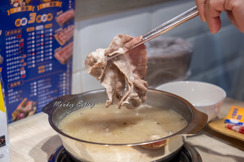 【台中東區 】小伍手路鍋│台式特色風味小火鍋239起自助吧吃到飽，超狂17oz肉盤大滿足！必點胡椒蒜頭雞、魷魚螺肉蒜。台中火車站美食推薦 - 貪吃猴的幻想