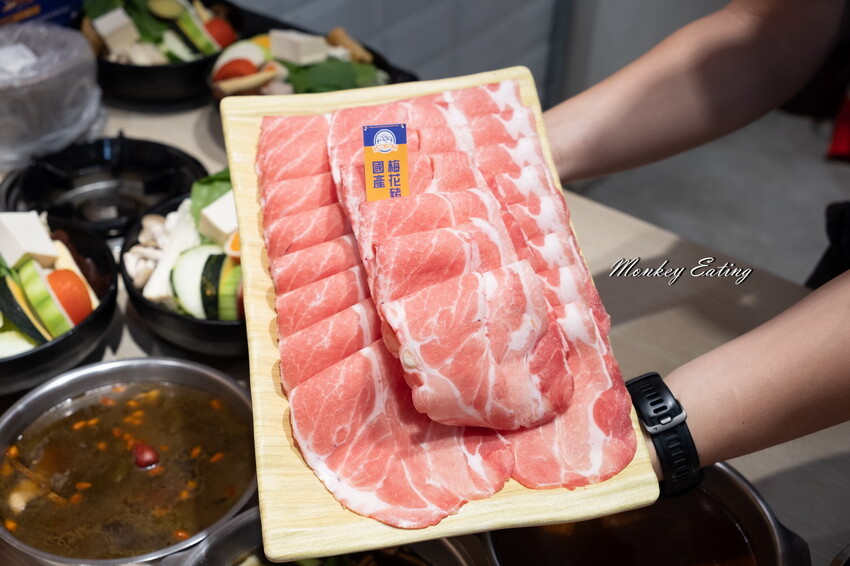 【台中東區 】小伍手路鍋│台式特色風味小火鍋239起自助吧吃到飽，超狂17oz肉盤大滿足！必點胡椒蒜頭雞、魷魚螺肉蒜。台中火車站美食推薦 - 貪吃猴的幻想