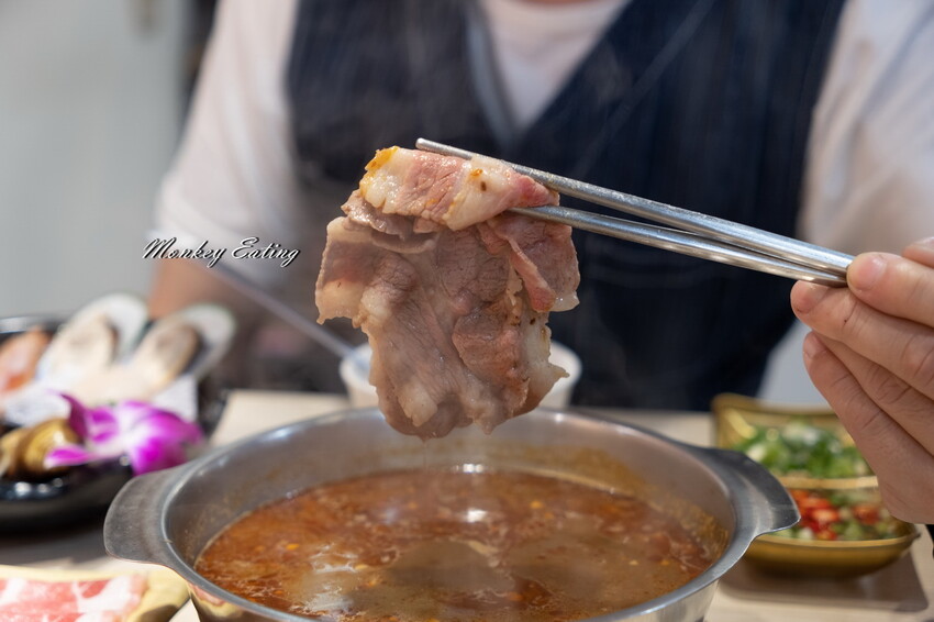 【台中東區 】小伍手路鍋│台式特色風味小火鍋239起自助吧吃到飽，超狂17oz肉盤大滿足！必點胡椒蒜頭雞、魷魚螺肉蒜。台中火車站美食推薦 - 貪吃猴的幻想