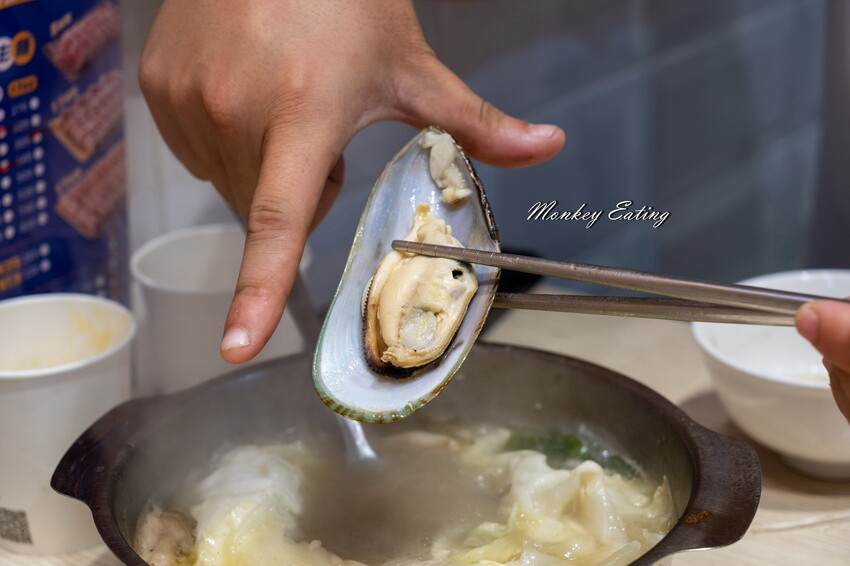 【台中東區 】小伍手路鍋│台式特色風味小火鍋239起自助吧吃到飽，超狂17oz肉盤大滿足！必點胡椒蒜頭雞、魷魚螺肉蒜。台中火車站美食推薦 - 貪吃猴的幻想