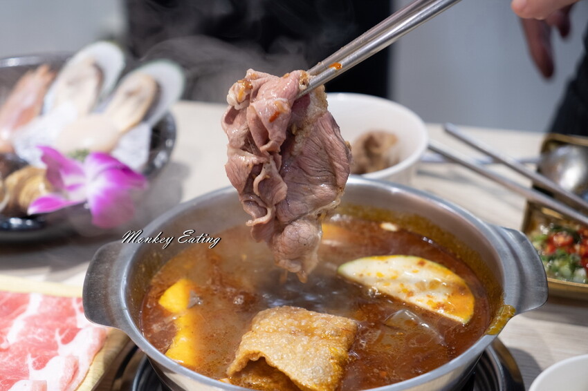 【台中東區 】小伍手路鍋│台式特色風味小火鍋239起自助吧吃到飽，超狂17oz肉盤大滿足！必點胡椒蒜頭雞、魷魚螺肉蒜。台中火車站美食推薦 - 貪吃猴的幻想