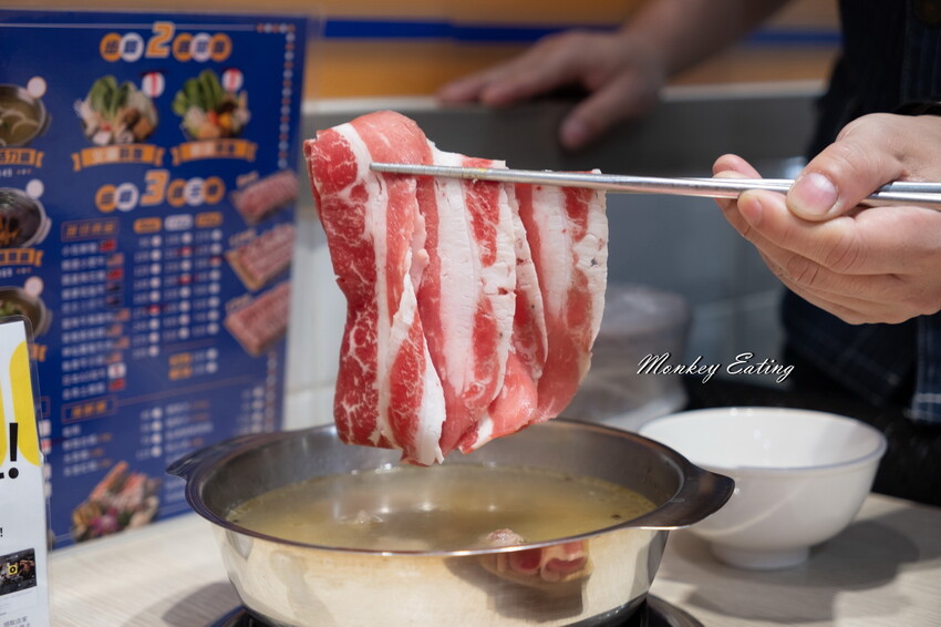 【台中東區 】小伍手路鍋│台式特色風味小火鍋239起自助吧吃到飽，超狂17oz肉盤大滿足！必點胡椒蒜頭雞、魷魚螺肉蒜。台中火車站美食推薦 - 貪吃猴的幻想