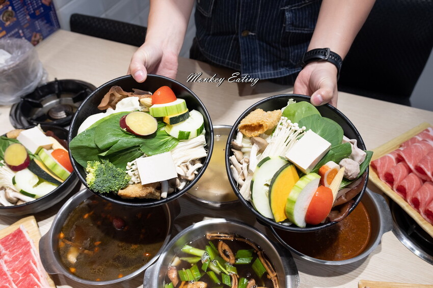 【台中東區 】小伍手路鍋│台式特色風味小火鍋239起自助吧吃到飽，超狂17oz肉盤大滿足！必點胡椒蒜頭雞、魷魚螺肉蒜。台中火車站美食推薦 - 貪吃猴的幻想