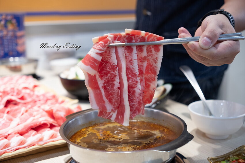 【台中東區 】小伍手路鍋│台式特色風味小火鍋239起自助吧吃到飽，超狂17oz肉盤大滿足！必點胡椒蒜頭雞、魷魚螺肉蒜。台中火車站美食推薦 - 貪吃猴的幻想