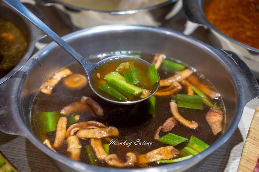 【台中東區 】小伍手路鍋│台式特色風味小火鍋239起自助吧吃到飽，超狂17oz肉盤大滿足！必點胡椒蒜頭雞、魷魚螺肉蒜。台中火車站美食推薦 - 貪吃猴的幻想