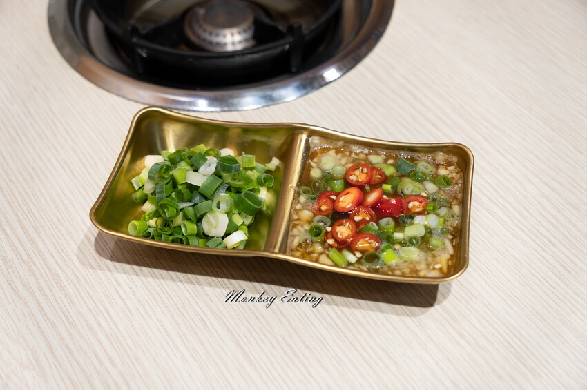 【台中東區 】小伍手路鍋│台式特色風味小火鍋239起自助吧吃到飽，超狂17oz肉盤大滿足！必點胡椒蒜頭雞、魷魚螺肉蒜。台中火車站美食推薦 - 貪吃猴的幻想