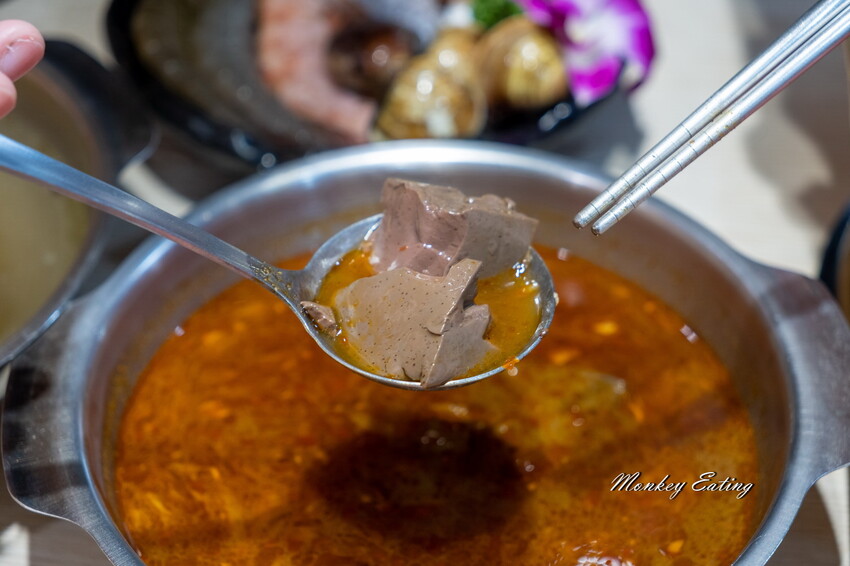 【台中東區 】小伍手路鍋│台式特色風味小火鍋239起自助吧吃到飽，超狂17oz肉盤大滿足！必點胡椒蒜頭雞、魷魚螺肉蒜。台中火車站美食推薦 - 貪吃猴的幻想