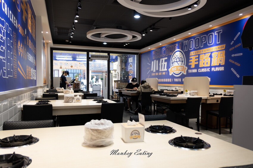 【台中東區 】小伍手路鍋│台式特色風味小火鍋239起自助吧吃到飽，超狂17oz肉盤大滿足！必點胡椒蒜頭雞、魷魚螺肉蒜。台中火車站美食推薦 - 貪吃猴的幻想