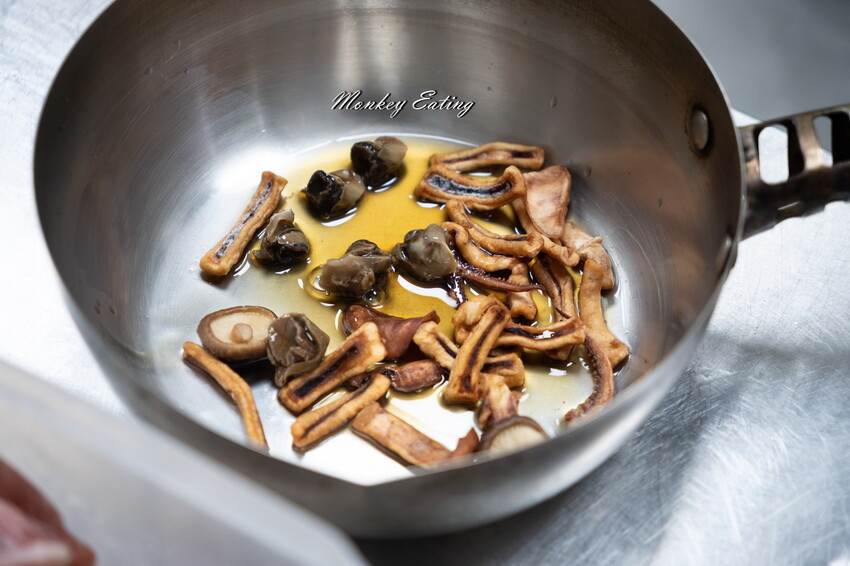 【台中東區 】小伍手路鍋│台式特色風味小火鍋239起自助吧吃到飽，超狂17oz肉盤大滿足！必點胡椒蒜頭雞、魷魚螺肉蒜。台中火車站美食推薦 - 貪吃猴的幻想