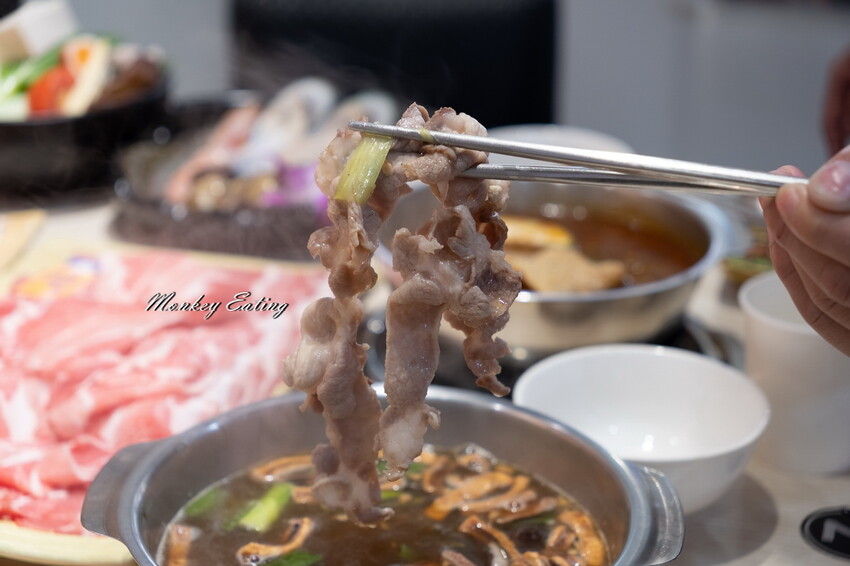 【台中東區 】小伍手路鍋│台式特色風味小火鍋239起自助吧吃到飽，超狂17oz肉盤大滿足！必點胡椒蒜頭雞、魷魚螺肉蒜。台中火車站美食推薦 - 貪吃猴的幻想