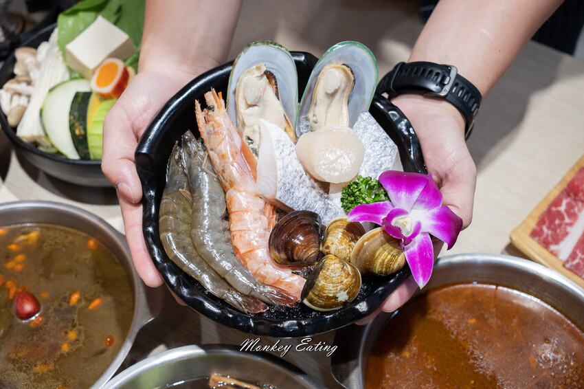 【台中東區 】小伍手路鍋│台式特色風味小火鍋239起自助吧吃到飽，超狂17oz肉盤大滿足！必點胡椒蒜頭雞、魷魚螺肉蒜。台中火車站美食推薦 - 貪吃猴的幻想