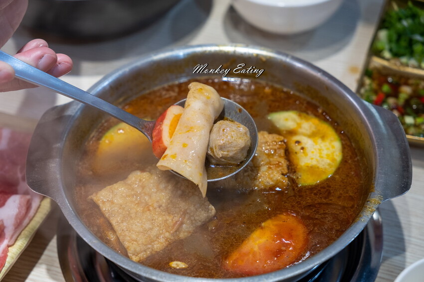 【台中東區 】小伍手路鍋│台式特色風味小火鍋239起自助吧吃到飽，超狂17oz肉盤大滿足！必點胡椒蒜頭雞、魷魚螺肉蒜。台中火車站美食推薦 - 貪吃猴的幻想