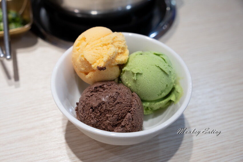 【台中東區 】小伍手路鍋│台式特色風味小火鍋239起自助吧吃到飽，超狂17oz肉盤大滿足！必點胡椒蒜頭雞、魷魚螺肉蒜。台中火車站美食推薦 - 貪吃猴的幻想