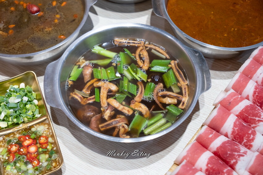 【台中東區 】小伍手路鍋│台式特色風味小火鍋239起自助吧吃到飽，超狂17oz肉盤大滿足！必點胡椒蒜頭雞、魷魚螺肉蒜。台中火車站美食推薦 - 貪吃猴的幻想