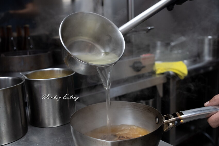 【台中東區 】小伍手路鍋│台式特色風味小火鍋239起自助吧吃到飽，超狂17oz肉盤大滿足！必點胡椒蒜頭雞、魷魚螺肉蒜。台中火車站美食推薦 - 貪吃猴的幻想