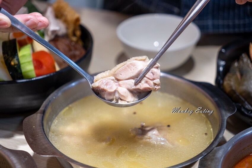 【台中東區 】小伍手路鍋│台式特色風味小火鍋239起自助吧吃到飽，超狂17oz肉盤大滿足！必點胡椒蒜頭雞、魷魚螺肉蒜。台中火車站美食推薦 - 貪吃猴的幻想