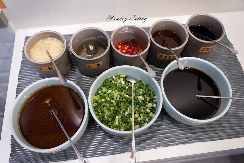 【台中東區 】小伍手路鍋│台式特色風味小火鍋239起自助吧吃到飽，超狂17oz肉盤大滿足！必點胡椒蒜頭雞、魷魚螺肉蒜。台中火車站美食推薦 - 貪吃猴的幻想