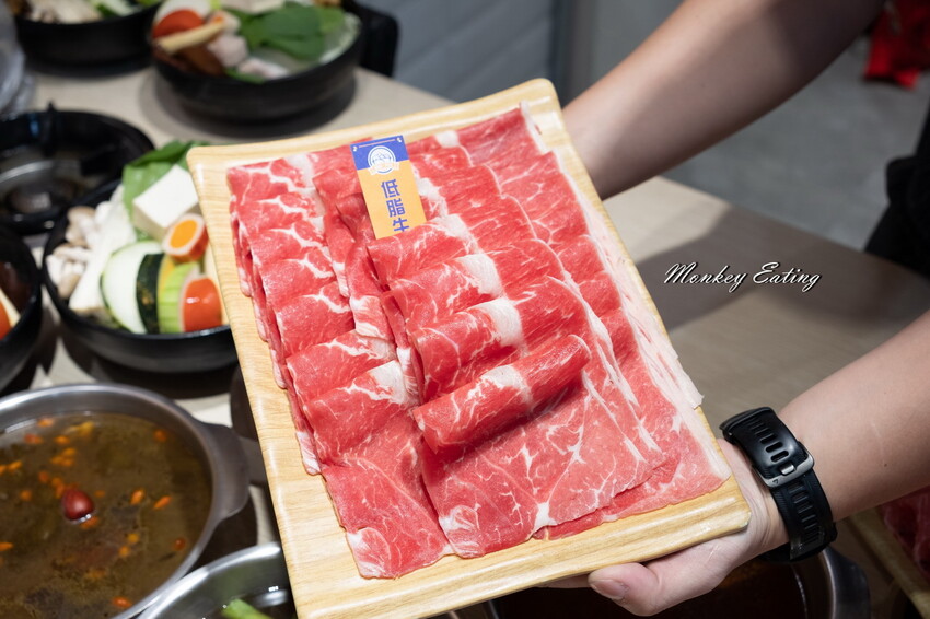 【台中東區 】小伍手路鍋│台式特色風味小火鍋239起自助吧吃到飽，超狂17oz肉盤大滿足！必點胡椒蒜頭雞、魷魚螺肉蒜。台中火車站美食推薦 - 貪吃猴的幻想