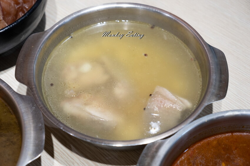 【台中東區 】小伍手路鍋│台式特色風味小火鍋239起自助吧吃到飽，超狂17oz肉盤大滿足！必點胡椒蒜頭雞、魷魚螺肉蒜。台中火車站美食推薦 - 貪吃猴的幻想