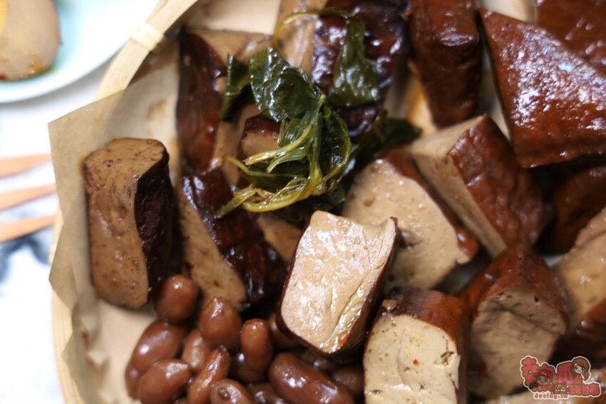 【台南美食】承樑老-梁記黑糖滷味！隱藏在美髮店二樓的神祕滷味，竟然以半舒肥製作 - 熱血玩台南。跳躍新世界