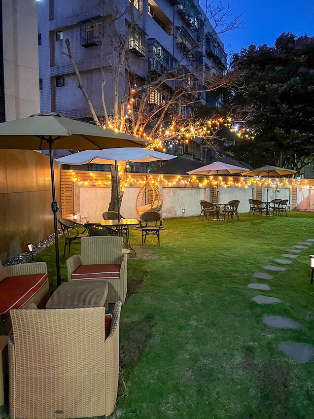 台北美食|La Moon Cafe玉膳坊朗月庭園咖啡》台北內湖餐廳推薦!寵物友善,嚴選食材料理,鬧中取靜庭園式餐廳,大片草皮提供孩子放電,活動包場也只要3000元起! - 1個媽咪2個寶