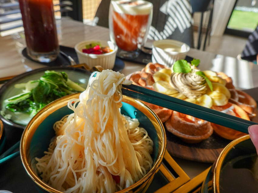 台北美食|La Moon Cafe玉膳坊朗月庭園咖啡》台北內湖餐廳推薦!寵物友善,嚴選食材料理,鬧中取靜庭園式餐廳,大片草皮提供孩子放電,活動包場也只要3000元起! - 1個媽咪2個寶