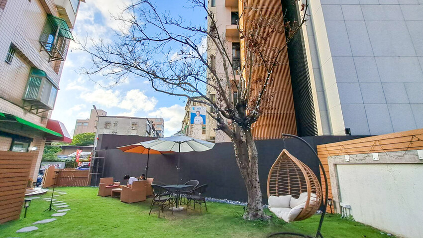 台北美食|La Moon Cafe玉膳坊朗月庭園咖啡》台北內湖餐廳推薦!寵物友善,嚴選食材料理,鬧中取靜庭園式餐廳,大片草皮提供孩子放電,活動包場也只要3000元起! - 1個媽咪2個寶