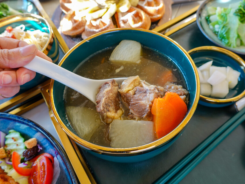 台北美食|La Moon Cafe玉膳坊朗月庭園咖啡》台北內湖餐廳推薦!寵物友善,嚴選食材料理,鬧中取靜庭園式餐廳,大片草皮提供孩子放電,活動包場也只要3000元起! - 1個媽咪2個寶