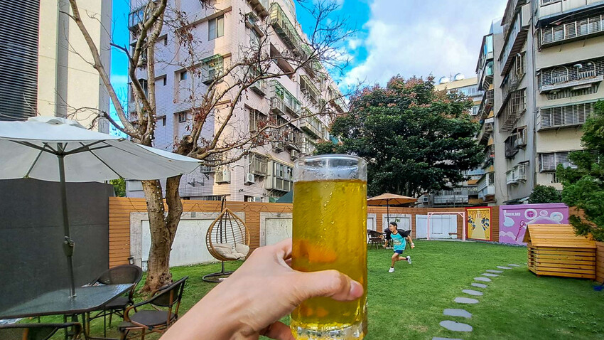 台北美食|La Moon Cafe玉膳坊朗月庭園咖啡》台北內湖餐廳推薦!寵物友善,嚴選食材料理,鬧中取靜庭園式餐廳,大片草皮提供孩子放電,活動包場也只要3000元起! - 1個媽咪2個寶