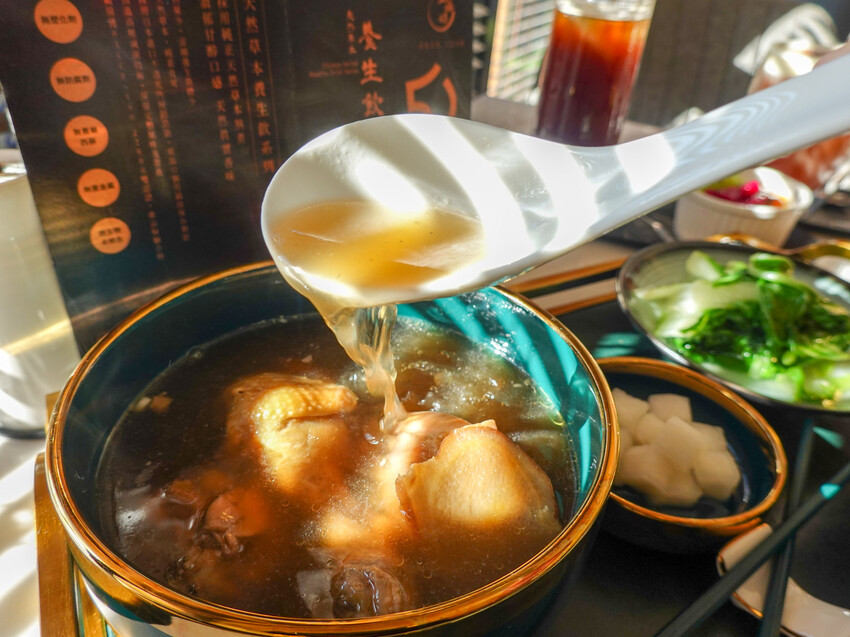 台北美食|La Moon Cafe玉膳坊朗月庭園咖啡》台北內湖餐廳推薦!寵物友善,嚴選食材料理,鬧中取靜庭園式餐廳,大片草皮提供孩子放電,活動包場也只要3000元起! - 1個媽咪2個寶