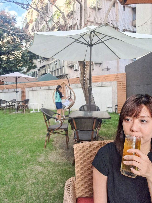 台北美食|La Moon Cafe玉膳坊朗月庭園咖啡》台北內湖餐廳推薦!寵物友善,嚴選食材料理,鬧中取靜庭園式餐廳,大片草皮提供孩子放電,活動包場也只要3000元起! - 1個媽咪2個寶