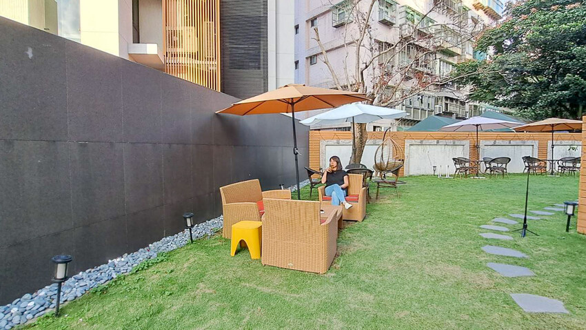 台北美食|La Moon Cafe玉膳坊朗月庭園咖啡》台北內湖餐廳推薦!寵物友善,嚴選食材料理,鬧中取靜庭園式餐廳,大片草皮提供孩子放電,活動包場也只要3000元起! - 1個媽咪2個寶