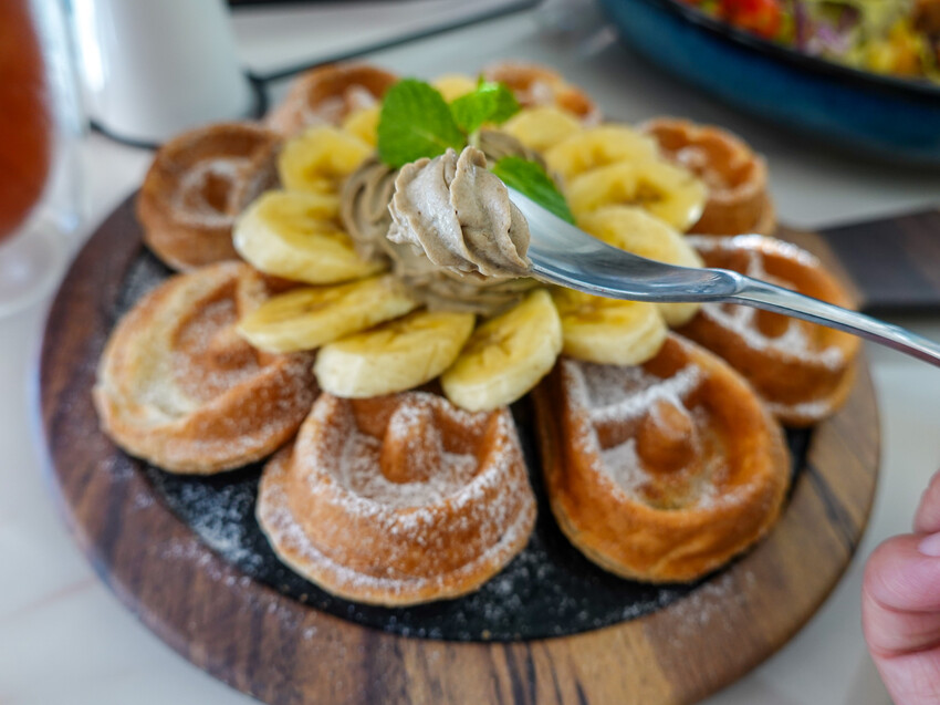 台北美食|La Moon Cafe玉膳坊朗月庭園咖啡》台北內湖餐廳推薦!寵物友善,嚴選食材料理,鬧中取靜庭園式餐廳,大片草皮提供孩子放電,活動包場也只要3000元起! - 1個媽咪2個寶