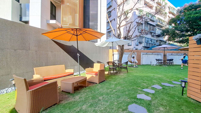 台北美食|La Moon Cafe玉膳坊朗月庭園咖啡》台北內湖餐廳推薦!寵物友善,嚴選食材料理,鬧中取靜庭園式餐廳,大片草皮提供孩子放電,活動包場也只要3000元起! - 1個媽咪2個寶