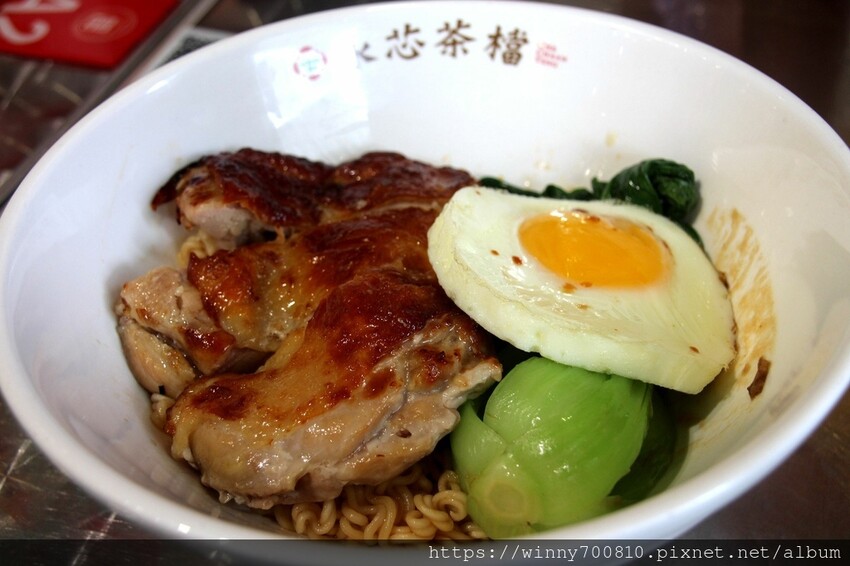 桃園市中壢區桃園 【永芯茶檔】完全是一秒飛到香港啦!桃園人氣港飲香煎雞腿麵厚實多汁,奶醬花生厚多士一咬就流汁~