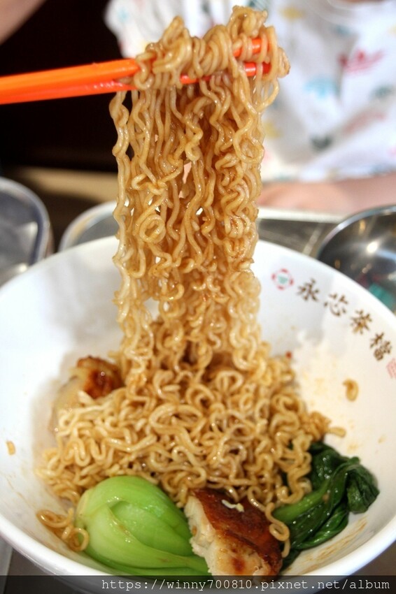 桃園市中壢區桃園 【永芯茶檔】完全是一秒飛到香港啦!桃園人氣港飲香煎雞腿麵厚實多汁,奶醬花生厚多士一咬就流汁~