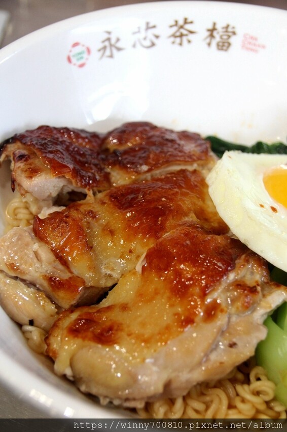 桃園市中壢區桃園 【永芯茶檔】完全是一秒飛到香港啦!桃園人氣港飲香煎雞腿麵厚實多汁,奶醬花生厚多士一咬就流汁~