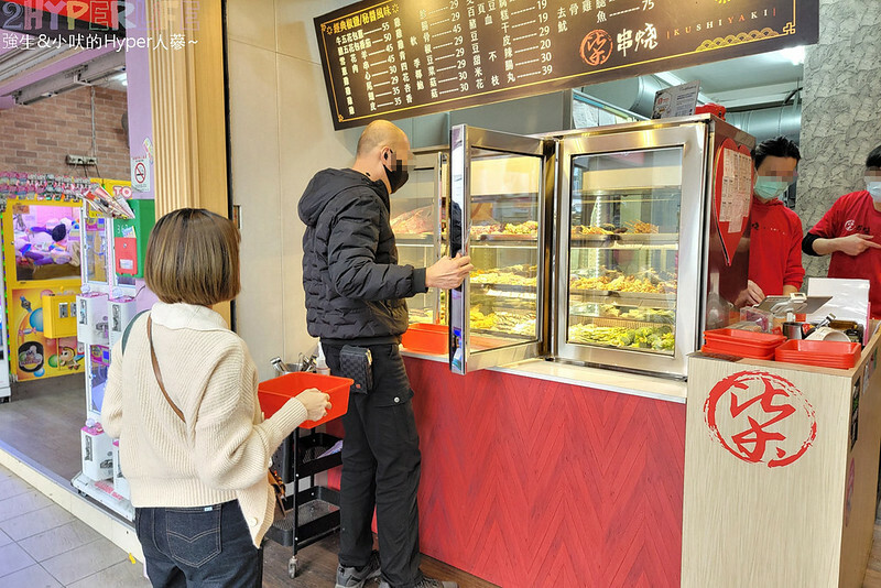 食尚玩家推薦逢甲夜市超好吃串燒，食材擺放衛生又超多選擇，特調醬料鹹甜適中且400度燒烤鎖住甜美肉汁！